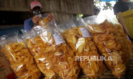 Pekerja mengemas keripik pisang sebelum dijual di salah satu industri rumahan di Kelurahan Romangpolong, Kabupaten Gowa, Sulawesi Selatan, Rabu (24/2). Usaha Mikro Kecil Menengah (UMKM) yang berpenghasilan di bawah Rp 500 juta tidak dikenai pajak menurut Undang-Undang Harmonisasi Peraturan Perpajakan (UU HPP) yang baru disahkan, Kamis (7/10).