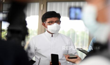 Menteri Komunikasi dan Informatika Johnny G. Plate (tengah) memberikan keterangan kepada wartawan terkait rencana aksi demonstrasi mahasiswa di rumah dinas Menkominfo, Jakarta, Ahad (10/4/2022). Menkominfo dalam pernyataannya menyarankan agar mahasiswa mengedepankan pendekatan dialogis dibandingkan berunjuk rasa turun ke jalan pada Senin (11/4), serta menyatakan dirinya siap memfasilitasi dialog antara mahasiswa dan presiden. 