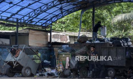 Petugas kebersihan melakukan bongkar muat sampah di TPS Patrakomala, Bandung, Jawa Barat