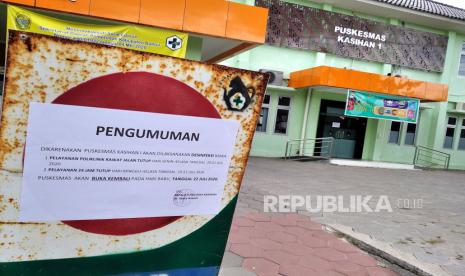 Kondisi Puskesmas Kasihan I pescapenutupan, Bantul, Yogyakarta, Senin (20/7). Puskesmas Kasihan I ditutup hingga Selasa (21/7) imbas adanya tenaga kesehatan dinyatakan positif Covid-19. Penelusuran riwayat kontak nakes yang positif Covid-19 juga dilakukan. Nakes tersebut tertular Covid-19 dari menantunya yang pulang dari Jakarta untuk menjenguk anaknya.