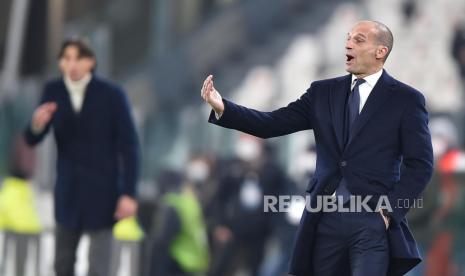 Pelatih Juventus Massimiliano Allegri memberi isyarat selama pertandingan sepak bola Serie A Italia Juventus FC vs Udinese Calcio di Stadion Allianz di Turin, Italia, 15 Januari 2022. Allegri Senang Arthur Bertahan di Juventus