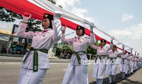 Anggota Paskibra membentangkan bendera Merah Putih sepanjang seribu meter di Karanganyar, Jawa Tengah, Ahad (27/10/2024). Kegiatan yang diikuti pelajar dan organisasi masyarakat tersebut dalam rangka peringatan Ke-96 Hari Sumpah Pemuda sekaligus upaya meningkatkan semangat cinta tanah air, persatuan dan kesatuan kepada generasi muda. 