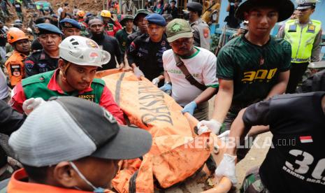 TNI dan SAR mengevakuasi jenazah korban longsor akibat gempa bermagnitudo 5,6, di Cianjur, Indonesia, 22 November 2022. Kadisdikpora Cianjur sebut 124 gedung SD-SMP mengalami rusak berat terdampak gempa.