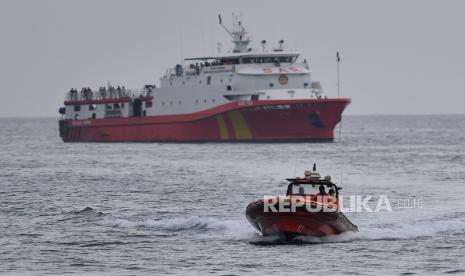 Kapal Basarnas melintas saat operasi SAR kecelakaan pesawat Sriwijaya Air SJ 182 di perairan Kepulauan Seribu, Jakarta, Minggu (10/1/2021). 