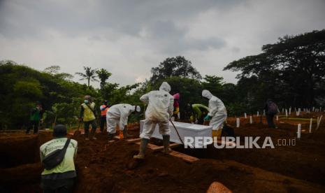 Petugas memakamkan jenazah COVID-19 di TPU Pondok Ranggon, Jakarta, Rabu (2/9). Satgas Penanganan COVID-19 menyatakan adanya peningkatan jumlah kasus kematian pasien COVID-19 di Indonesia dalam sepekan terakhir sebesar 24,4 persen. Republika/Thoudy Badai