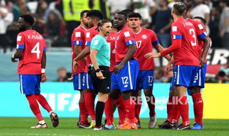 Wasit Prancis Stephanie Frappart dan pemain Kosta Rika selama pertandingan sepak bola grup E Piala Dunia FIFA 2022 antara Kosta Rika dan Jerman di Stadion Al Bayt di Al Khor, Qatar, 1 Desember 2022.