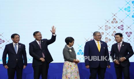 Dari kiri ke kanan; Menlu Vietnam But Thanh Son, Menlu Kamboja Peak Sokhonn, Menlu Indonesia Retno Marsudi, Menlu Kedua Brunei Erywan Yusof, Menlu Laos Saleumxay Kommasith, menunggu foto bersama saat Sidang Pleno Menlu ASEAN ke-55 Pertemuan (AMM ke-55) di Phnom Penh, Kamboja, Rabu, 3 Agustus 2022. Para menteri luar negeri Asia Tenggara berkumpul di ibu kota Kamboja untuk pertemuan membahas kekerasan yang terus berlanjut di Myanmar dan masalah lainnya, yang dihadiri oleh diplomat top dari Amerika Serikat, Cina , Rusia dan kekuatan dunia lainnya di tengah ketegangan atas invasi Ukraina dan kekhawatiran atas ambisi Beijing yang berkembang di wilayah tersebut.