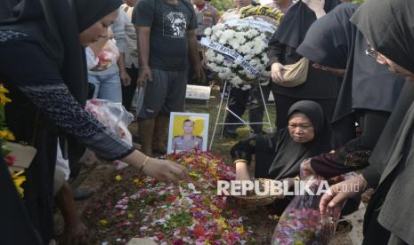 Keluarga menaburkan bunga di atas makam almarhum Bripda M. Ghalib Surya Ganta setibanya di rumah duka di Bandar, Lampung, Lampung, Selasa (18/3/2025). Sebanyak tiga anggota Polri yaitu Kapolsek Negara Batin Way Kanan Iptu Lusiyanto, Bripka Petrus Apriyanto dan Bripda M Ghalib Surya Ganta tewas ditembak oknum anggota TNI saat menggerebek judi sabung ayam di Kampung Karang Manik, Kecamatan Negara Batin, Kabupaten Way Kanan, Lampung. 