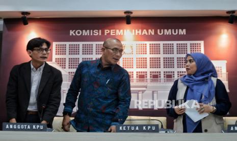 Ketua Komisi Pemilihan Umum (KPU) Hasyim Asyari (tengah) bersama para komisioner KPU lainnya menyampaikan keterangan saat Konferensi Pers Persiapan Menjelang Debat Calon Wakil Presiden Pemilu 2024 di Media Center Kantor KPU, Jakarta, Kamis (21/12/2023). Debat kedua ini mengangkat tema Ekonomi Kerakyatan dan Digital, Keuangan, Investasi Pajak, Perdagangan, Pengelolaan APBN-APBD, Infrastruktur dan Perkotaan yang digelar di Jakarta Convention Center (JCC) pada Jumat 22 Desember besok. Selain itu, KPU juga akan memperbaiki dan menyempurnakan mekanisme debat kali ini dengan secara tegas menegakkan aturan tata tertib saat debat berlangsung.