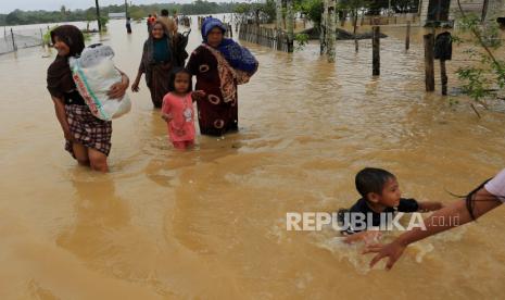 Warga menyelamatkan harta benda dari banjir di Desa Meunasah Rambot, Kaway XVI, Aceh Barat, Aceh, Selasa (21/11/2023). Data Badan Penanggulangan Bencana Aceh (BPBA) menyebutkan banjir yang disebabkan tingginya intensitas hujan dan meluapnya Sungai krueng Meureubo dan Sungai krueng Woyla menyebabkan ratusan rumah warga di Kecamatan Pante Ceureumen, Sungaimas, Woyla Timur, Woyla Barat, Woyla INduk, Kaway XVI, Meureubo dan Kecamatan Johan Pahlawan dengan ketinggian air berkisar 60 cm hingga 180 cm.  