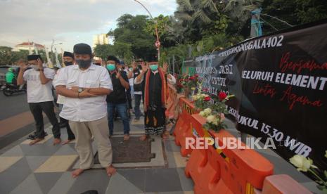 Warga melaksanakan shalat ghaib saat acara Bunga dan Doa dari Surabaya untuk KRI Nanggala 402 yang mengalami musibah, di Surabaya, Jawa Timur, Minggu (25/4/2021). Kegiatan itu guna mendoakan kru KRI Nanggala-402.  