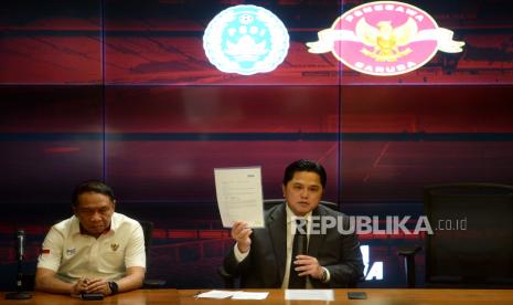 Ketua Umum PSSI Erick Thohir bersama  Waketum PSSI Zainuddin Amali memberikan keterangan pers di Media Center Gelora Bung Karno, Senayan, Jakarta, Rabu (24/5/2023). Dalam kesempatan tersebut Erick memastikan perhelatan FIFA Matchday antara Timnas Indonesia melawan Argentina bakal berlangsung di Stadion Utama Gelora Bung Karno (SUGBK). Pertandingan Timnas Indonesia vs Argentina pada FIFA Matchday tersebut akan berlangsung pada 19 Juni mendatang.