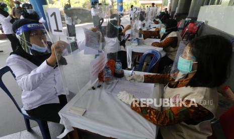 Sejumlah peserta melakukan registrasites sebelum mengikuti tes Seleksi Kompetensi Bidang (SKB) CPNS (Calon Pegawai Negeri Sipil)  dengan menerapkan protokol kesehatan yang ketat (ilustrasi)