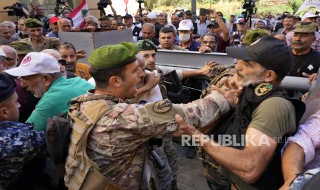 Tentara bentrok dengan pensiunan anggota tentara ketika mereka mencoba untuk masuk ke gedung parlemen sementara legislatif sedang dalam sesi membahas anggaran 2022, selama protes di pusat kota Beirut, Lebanon, Senin, 26 September 2022. Para pengunjuk rasa menuntut peningkatan anggaran mereka. gaji pensiun bulanan, hancur selama krisis ekonomi. Gara-Gara Krisis Ekonomi, Penangkapan Dugaan Mata-Mata Israel di Lebanon Meningkat