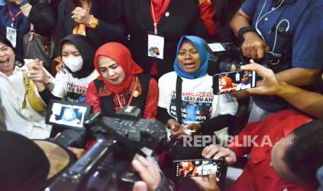 Ibu Pegi Setiawan, Kartini dan sejumlah pengunjung menangis terharu usai sidang putusan Praperadilan Pegi Setiawan di Pengadilan Negeri Bandung, Jalan LRE Martadinata, Kota Bandung, Senin (8/7). Dalam sidang tersebut hakim tunggal Eman Sulaeman memutuskan penetapan tersangka terhadap pemohon berdasarkan surat ketetapan atas nama Pegi Setiawan dinyatakan tidak sah dan batal demi hukum.