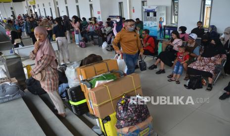 Calon penumpang Kereta Api (KA) memadati Stasiun Kiaracondong, Kota Bandung, Jawa Barat, Jumat (5/4/2024). Menurut PT Kereta Api Indonesia (Persero) Daop 2 Bandung, memprediksi puncak arus mudik penumpang kereta api terjadi pada Sabtu 6 April 2024.