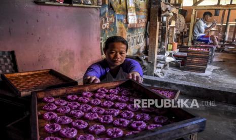 Pekerja menyelesaikan produksi kerupuk di salah satu rumah produksi kerupuk (ilustrasi). Selama masa pandemi Covid-19, sebanyak 15.834 UMKM di Kabupaten Indramayu, Jawa Barat telah memperoleh bantuan masing-masing senilai Rp 2,4 juta.