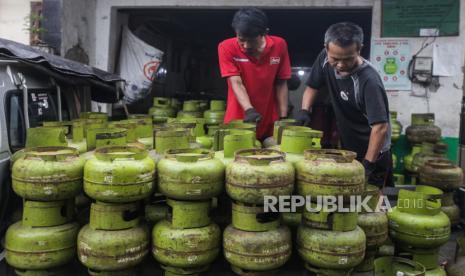 Pekerja mengangkut tabung gas LPG 3 kg di Jakarta, Rabu (3/1/2024). 