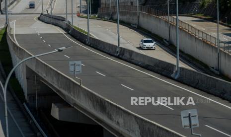 Pengendara melintas di Ruas Tol Cilandak Utama, Jakarta, Selasa (27/7). PT Jasa Marga (Persero) Tbk mencatat  penurunan volume lalu lintas jalan tol di kawasan Jabodetabek mengalami penurunan sekitar 40 persen selama masa penerapan PPKM periode 3 Juli 2021 hingga 20 Juli 2021. Volume lalu lintas kendaraan yang meninggalkan Jabodetabek susut 40,97 persen dan kendaraan yang memasuki kawasan Jabodetabek merosot hingga 42,67 persen. Republika/Thoudy Badai 