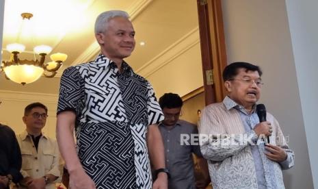 Wakil Presiden ke-10 dan ke-12 Republik Indonesia Muhammad Jusuf Kalla (JK) usai menerima kunjungan dari Ganjar Pranowo dan Tim Pemenangan Nasional (TPN) Ganjar-Mahfud, di kediamannya, Jakarta, Ahad (19/11/2023). 