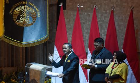 Menteri ESDM Bahlil Lahadalia (kiri) menyampaikan disertasinya dalam Sidang Promosi Doktor di Kampus Universitas Indonesia, Depok, Jawa Barat, Rabu (16/10/2024).