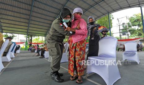 Kapolres Muarojambi Minta Seluruh Desa Siapkan Rumah Isolasi. Polisi Pamong Praja membantu seorang warga lanjut usia (lansia) yang akan menerima suntikan vaksin COVID-19 dosis pertama saat Peluncuran Gerakan Serempak Pekan Vaksinasi Massal Lansia se Provinsi Jambi di Kota Baru, Jambi, Selasa (8/6/2021). Pekan vaksinasi massal bagi warga lansia yang dilakukan serentak di 11 kota/kabupaten se Provinsi Jambi itu digelar mulai 8-9 Juni 2021. 