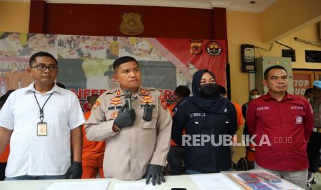 Kapolres Sukabumi AKBP Maruly Pardede didampingi Kasatreskrim AKP Dian Purnomo beserta Kanit PPA Iptu Bayu Sunarti dan Kasi Humas Polres Sukabumi.