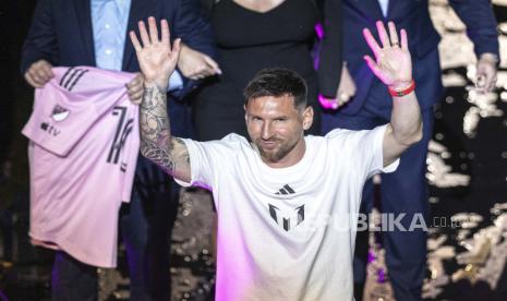 Mega bintang Lionel Messi terlihat menjalani sesi latihan perdana bersama Inter Miami sejak resmi bergabung dengan klub Major Super League (MLS) pada musim panas 2023.