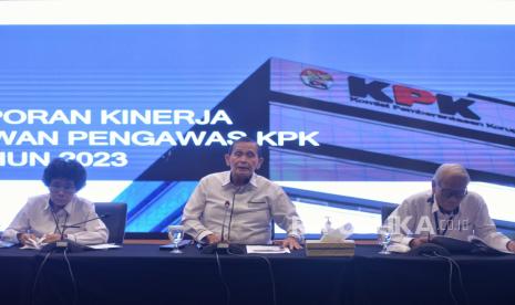 Ketua Dewan Pengawas (Dewas) KPK Tumpak Hatorangan Panggabean (tengah) menyampaikan paparan kinerja Dewas KPK sepanjang 2023 di Gedung C1 KPK, Jakarta, Senin (15/1/2024). Sepanjang 2023 Dewas KPK menerima 67 laporan dugaan pelanggaran etik dan 82 aduan bukan menyangkut etik yang dilakukan pegawai dan pimpinan KPK.