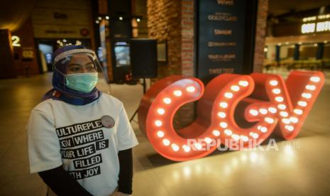 Bioskop CGV. Di Central Park, Jakarta Barat, bisokop CGV sudah kembali buka dengan menjual maksimum 200 tiket.