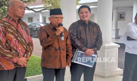 Wakil Presiden KH Maruf Amin didampingi Menko PMK Muhadjir Effendy, Menteri BUMN sekaligus Ketua PSSI Erick Thohir usai Rapat Tingkat Menteri tentang Desain Besar Olahraga Nasional di Istana Wakil Presiden, Jakarta, Selasa (30/5/2023). 