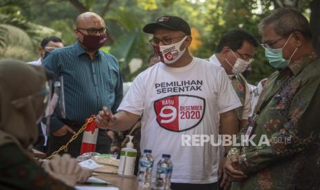 Ketua KPU Arief Budiman (tengah) didamping koimisioner KPU Ilham Saputra (kiri), Direktur Jenderal Pencegahan dan Pengendalian Penyakit (Dirjen P2P) Kementerian Kesehatan Achmad Yurianto (kanan) dan Juru Bicara Satgas COVID-19 Wiku Adisasmito (kedua kanan) berbincang dengan petugas KPPS saat meninjau simulasi pemungutan suara pemilihan serentak 2020 di Jakarta, Rabu (22/7/2020). Simulasi tersebut digelar untuk memberikan edukasi kepada masyarakat terkait proses pemungutan dan penghitungan suara Pilkada serentak 2020 yang akan dilaksanakan pada 9 Desember 2020 dengan menerapkan protokol kesehatan COVID-19. ANTARA FOTO/Nova Wahyudi/pras.