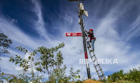 Petugas PT Telkom memasang jaringan WiFi gratis di Lokasi Ibu Kota Negara (IKN) Nusantara di Kecamatan Sepaku, Kabupaten Penajam Paser Utara, Kalimantan Timur, Rabu (17/8/2022). PT Telkom Indonesia (Persero) Tbk meyakini implementasi Fixed Mobile Convergence (FMC) akan meningkatkan efisiensi pada belanja modal atau capital expenditure (capex). 