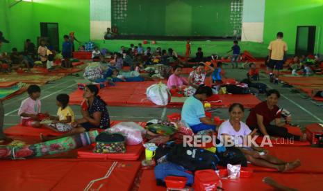 Sejumlah pengungsi erupsi Gunung Ibu beristirahat di Gedung Serbaguna Desa Tongote Ternate, Kabupaten Halmahera Barat, Maluku Utara, Jumat (17/5/2024). Badan Penanggulangan Bencana Daerah (BPBD) Halmahera Barat mencatat data sementara pengungsi erupsi Gunung Ibu sebanyak 400 jiwa yang tersebar di empat desa di Kecamatan Ibu Utara telah dievakuasi ke lokasi yang lebih aman setelah Gunung Ibu dinaikan status dari sebelumnya Siaga level III menjadi Awas Level IV. 