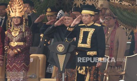 Presiden Joko Widodo didampingi Menhan Prabowo Subianto memberikan penghormatan kepada peserta upacara Peringatan Detik-detik Proklamasi Kemerdekaan Republik Indonesia (RI) di lapangan upacara Istana Negara Ibu Kota Nusantara (IKN), Penajam Paser Utara, Kalimantan Timur, Sabtu (17/8/2024). Upacara dalam rangka hari ulang tahun (HUT) ke-79 RI tersebut mengusung tema Nusantara Baru Indonesia Maju.