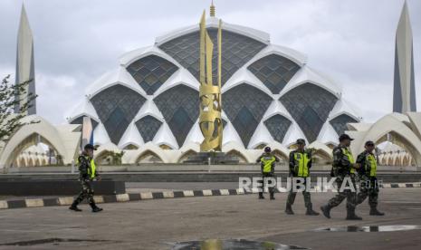 Gubernur Sumbar Kagumi Mesjid Raya Al Jabbar. Foto:   Anggota TNI berjaga di area Masjid Raya Al Jabbar, Gedebage, Kota Bandung, Provinsi Jawa Barat, Senin (27/2/2023). Pemerintah Daerah Provinsi Jawa Barat menutup sementara Masjid Raya Al Jabbar hingga 13 Maret mendatang dalam rangka penataan dan pemeliharaan jelang bulan suci Ramadhan.