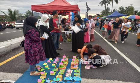 Ratusan warga ngabuburit di Jembatan Ciloseh Jalan Lingkar Utara Kota Tasikmalaya, Sabtu (1/4/2023). 