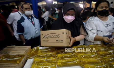 Warga membeli minyak goreng kemasaan rakyat merek Minyakita di Kementerian Perdagangan, Jakarta, Rabu (6/7/2022). Kementerian Perdagangan meluncurkan minyak goreng curah kemasan dengan merek Minyakita dengan harga Rp14.000/liternya untuk memudahkan masyarakat dalam mendapatkan stok minyak goreng serta memermudah proses distribusi ke setiap daerah.Prayogi/Republika.