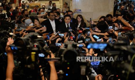 Ketua Umum PSSI Terpilih Erick Thohir menyampaikan keterangan kepada wartawan disela Kongres Luar Biasa PSSI di Jakarta, Kamis (16/2/2023). Erick Thohir terpilih sebagai Ketua Umum PSSI 2023-2027 dalam Kongres Luar Biasa PSSI. Pada kongres tersebut Erick Thohir mendapatkan 64 suara atau unggul jauh dari La Nyalla Mattalitti yg mendapatkan 24 suara.