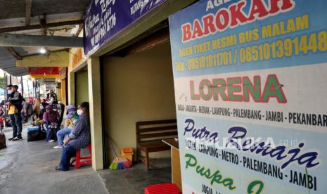 Calon penumpang menunggu pemberangkatan bus antarprovinsi di Terminal Bus Jombor, Yogyakarta.