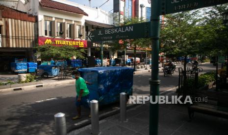 Pedagang kaki lima mendorong gerobaknya di kawasan Malioboro, Yogyakarta, Jumat (2/7/2021). Pemerintah Daerah Istimewa Yogyakarta berencana menerapkan kebijakan Pemberlakukan Pengetatan Kegiatan Masyarakat (PPKM) Darurat untuk Kabupaten Sleman, Kabupaten Bantul dan Kota Yogyakarta mulai 3-20 Juli 2021 sebagai upaya menurunkan kasus COVID-19. 