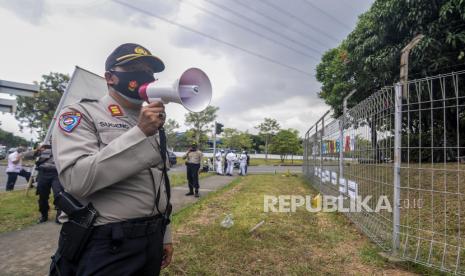 Polisi mengawal jalannya aksi mogok kerja di kawasan MM 2100, Cikarang, Kabupaten Bekasi, Jawa Barat, Selasa (6/10). Aksi mogok kerja yang berlangsung hingga Kamis (8/10) itu sebagai bentuk penolakan kaum buruh atas pengesahan RUU Cipta Kerja oleh DPR dan Pemerintah RI. Republika/Putra M. Akbar