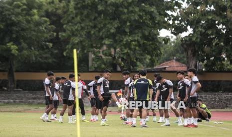 Pemain timnas Indonesia berlatih jelang pertandingan Grup B Piala AFF 2024 di Stadion Sriwedari, Solo, Jawa Tengah, Rabu (18/12/2024). Timnas Indonesia akan bertanding melawan Filipina dalam penyisihan Grup B Piala AFF 2024 di Stadion Manahan, Sabtu (21/12/2024). 