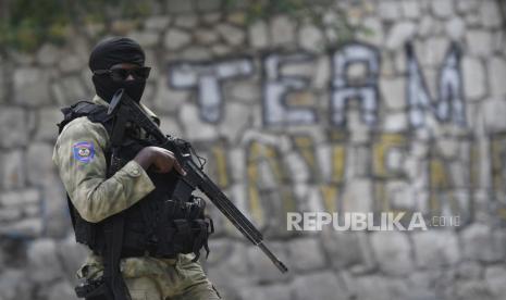  Seorang petugas polisi Haiti berdiri di luar kediaman Presiden Jovenel Moise sementara agen FBI memeriksa bagian dalam tempat itu, di Port-au-Prince, Haiti, Kamis, 15 Juli 2021. Presiden Moise dibunuh di kediaman pada 7 Juli.