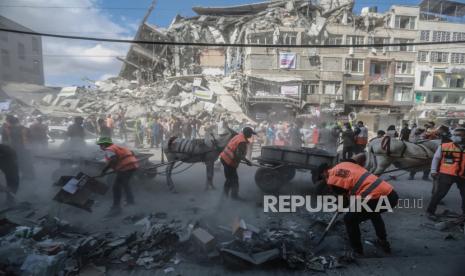  Relawan Palestina mengatur kampanye untuk membersihkan jalan-jalan di Kota Gaza yang terkena serangan udara Israel selama konflik militer baru-baru ini antara Israel dan gerakan Islam Palestina Hamas.