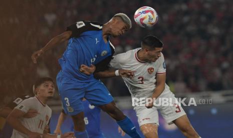 Pemain timnas Indonesia Jay Idzes melakukan duel udara dengan pemain Filipina pada pertandingan Kualifikasi Piala Dunia 2026 di Stadion Utama GBK, Jakarta, Selasa (11/6/2024). Indonesia mengalahkan Filipina dengan skor 2-0.