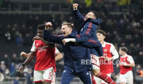 Para pemain Arsenal bergembira seusai mengalahkan Tottenham Hotspur, Senin (16/1/2023). 