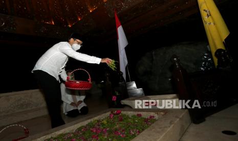 Menteri Pendidikan, Kebudayaan, Riset dan Teknologi Nadiem Makarim menaburkan bunga saat berziarah ke makam Presiden Soekarno di Blitar, Jawa Timur, Kamis (21/10/2021) malam. Berziarah ke makam Presiden Soekarno merupakan agenda penutup kunjungan kerja sehari Medikbudristek RI di Jawa Timur, setelah sebelumnya mengunjungi sejumlah pondok pesantren di Jombang dan Kediri dalam rangka memantau vaksinasi bagi santri dan pelajar, serta meninjau langsung inovasi dan modernisasi santri. 