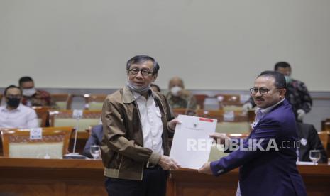 Menteri Hukum dan Hak Asasi Manusia (Menkumham) Yasonna Laoly (kiri)