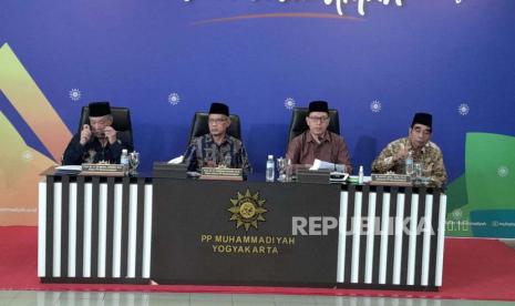 (kiri-kanan) Ketua PP Muhammadiyah Bidang Tarjih dan Tajdid, Syamsul Anwar, Ketum PP Muhammadiyah, Haedar Nashir, Sekretaris PP Muhammadiyah, Muhammad Sayuti dan Pakar Ilmu Falak Muhammadiyah, Oman Faturahman.